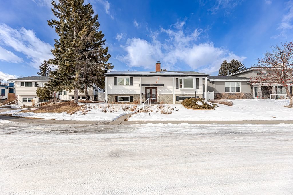 943 Canaveral Crescent SW